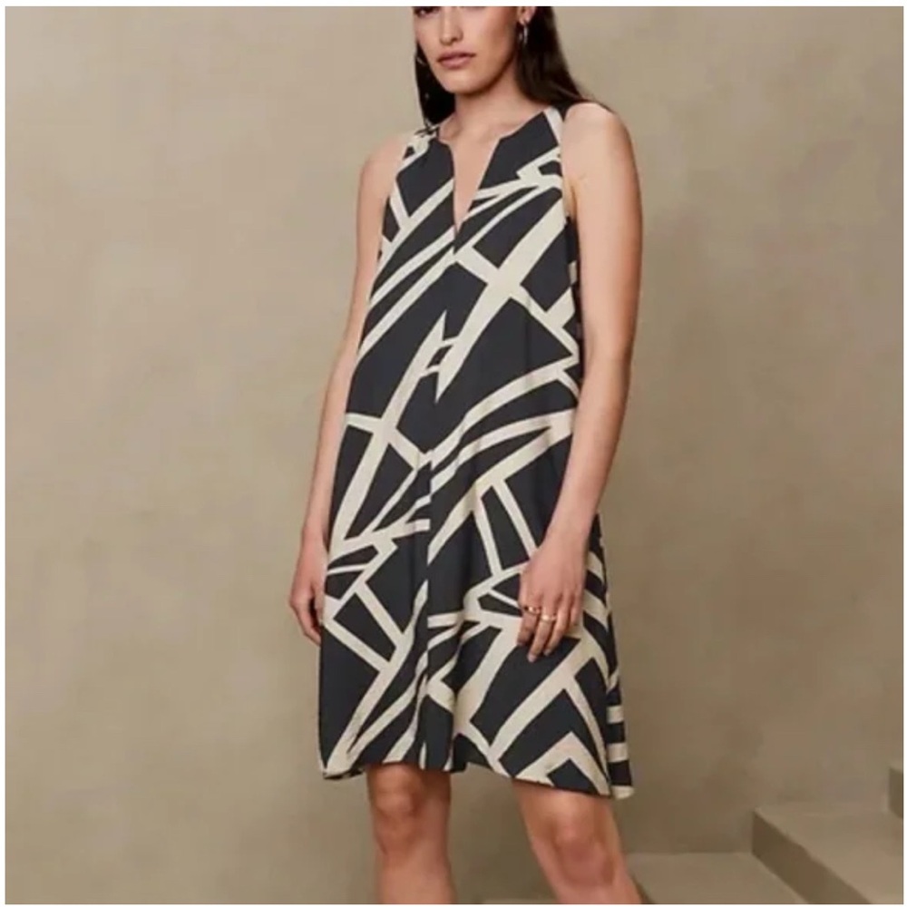 Like new, Banana Rep V neck Sleeveless Navy Patterned Trapeze Dress